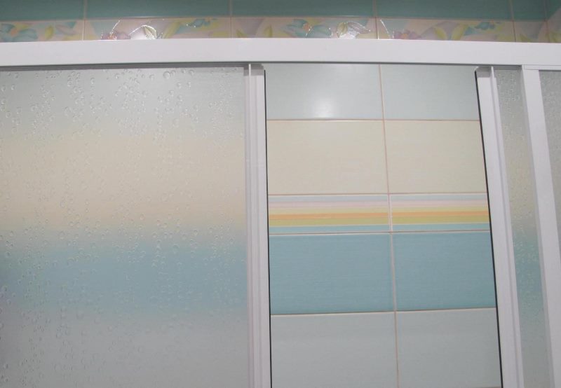 Porte scorrevoli in plastica su telaio in alluminio