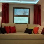 Tende da soffitto color borgogna per un divano beige