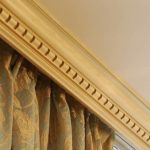 Cornice del soffitto in legno chiaro