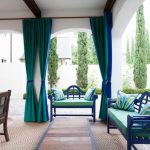 Un esempio di combinazione di colori è il verde e il blu, utilizzati nelle tende e nei mobili.