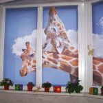 Due giraffe sulle tende della cameretta dei bambini