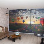 Sfilata di palloncini sulle tende del soggiorno