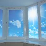 Tende con un'immagine del cielo sulle finestre del balcone