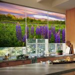 Tende con un'immagine della natura sulla finestra della cucina di una casa privata