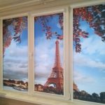 Tende a rullo su finestra in PVC della cucina