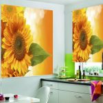 enormi girasoli sulle tende della cucina