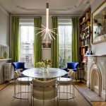 Le semplici tende verdi nella sala da pranzo si abbinano bene al tappeto beige