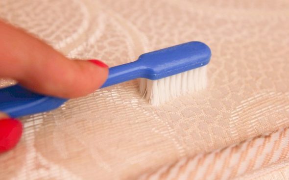 Nous essuyons la tache avec une brosse