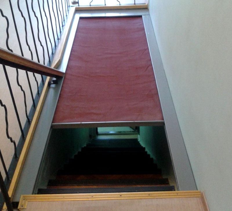 Posizionamento di una tenda tagliafuoco nella scala del seminterrato