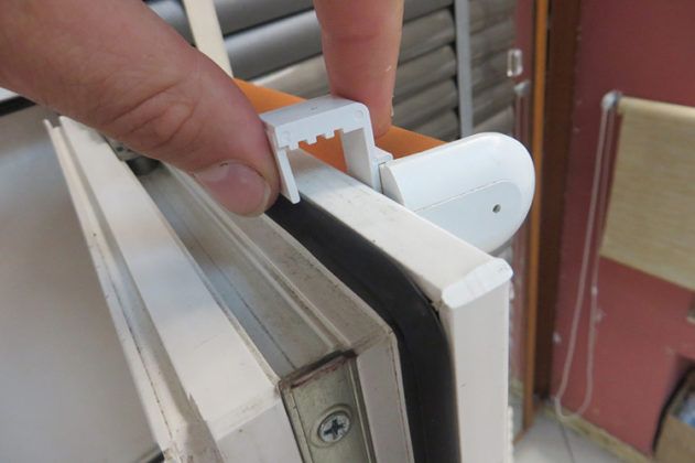 Fissaggio della tenda all'anta tramite morsetto a molla