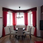 Tende dritte color bordeaux con ganci per finestra a bovindo