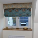 Tende romane multicolori fissate al soffitto