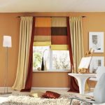 Tende a rullo multicolori fissate all'asta principale della tenda