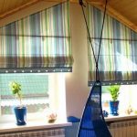 Decorazione di finestre di forma non standard con tende alla romana