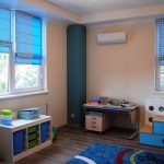 Progettazione della cameretta dei bambini con tende blu