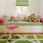 Cuscini decorativi sul divano nella cameretta dei bambini
