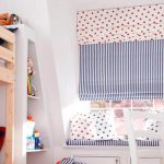 Doppie tende alla romana sulla finestra dei bambini