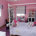 Pareti rosa nella cameretta di una bambina in età prescolare