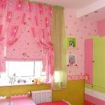 Tende rosa nella cameretta di una bambina