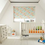 Cameretta per bambini nella soffitta di una casa di campagna
