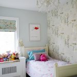 Interno di una piccola e accogliente cameretta per bambini