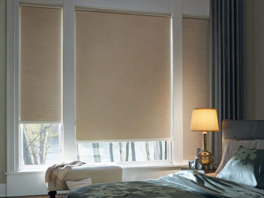 Tenda a rullo oscurante marrone chiaro sulla finestra della camera da letto