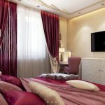 Camera da letto lussuosa e sofisticata con tende rosse e bordeaux e mobili bianchi