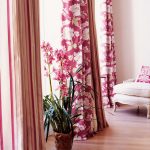Tende rosa con grandi fiori