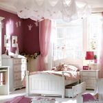 Tende rosa nella camera da letto della principessa