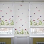 Piccole farfalle su una tenda a rullo bianca