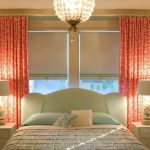 Tende rosa alle finestre della camera da letto