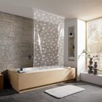 Tenda a rullo in polietilene nel bagno
