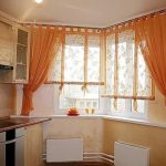 Decorare le finestre della cucina con tende arancioni