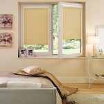 Tende a cassetta con pannelli beige in camera da letto