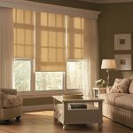 Tende beige in un interno classico