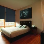 Tende spesse all'interno della camera da letto