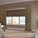 Decorare la finestra della camera da letto con tende combinate