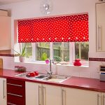 Tenda rossa alla finestra della cucina