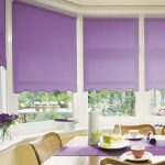 Tende viola alle finestre della sala da pranzo
