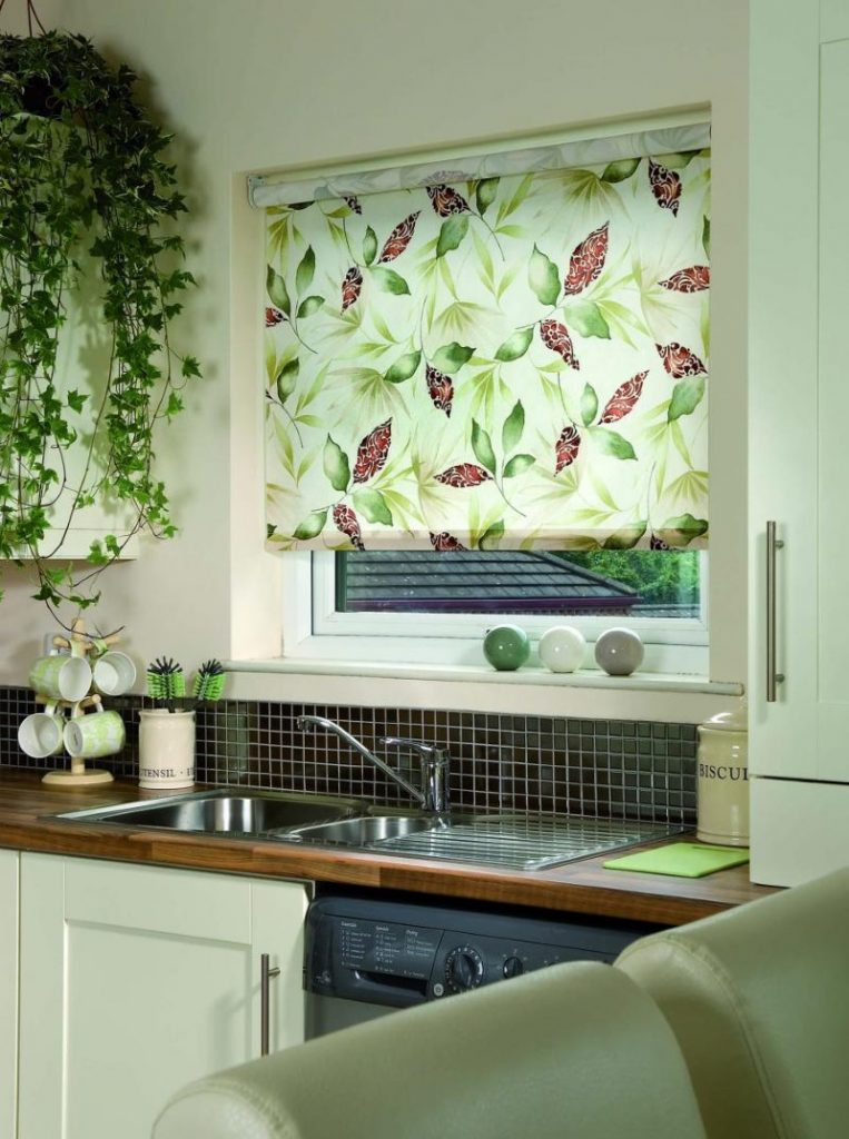 Disegno floreale sulla tenda a rullo in cucina