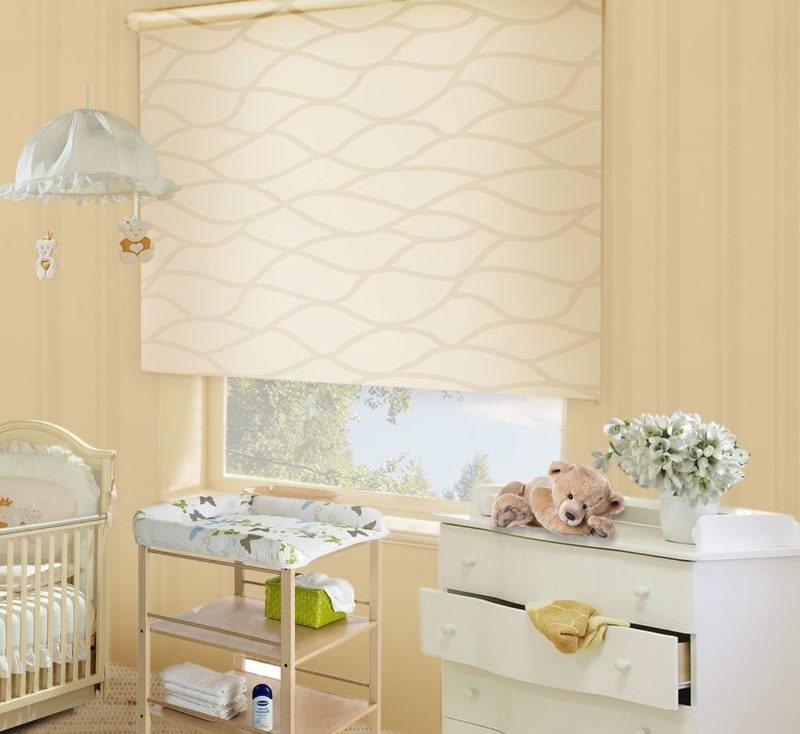 Progettazione della cameretta dei bambini con tenda a rullo in lino