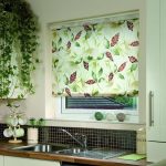 Tenda a rullo nell'apertura della finestra della cucina