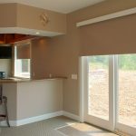 Tenda a rullo beige scuro abbinata alle pareti della cucina