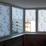 Tende a rullo chiuse sulle finestre del balcone