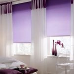 Vasi decorativi su un davanzale di plastica