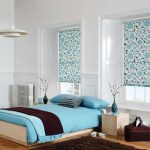 Tende a rullo con fiori blu per la camera da letto