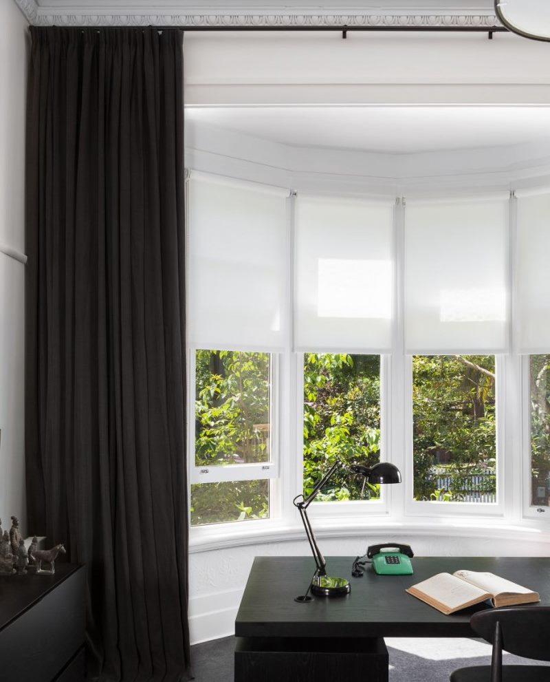 Decorare una finestra dello studio con le tende a rullo