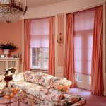 Punased kardinad elutoa sisemuses