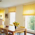Tende a rullo gialle per la cucina con supporto a cornice