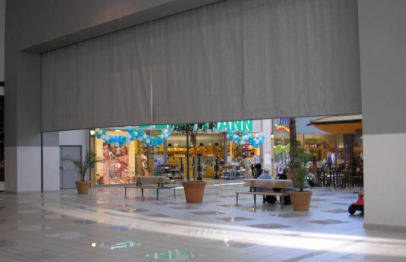 Tenda antincendio grigia nel centro commerciale